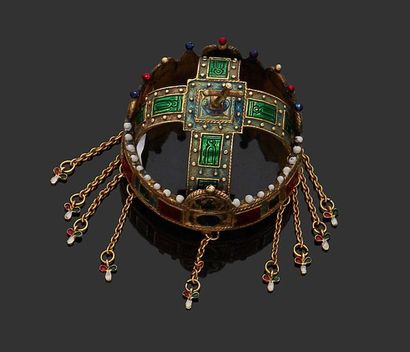 null Miniature silver enamelled crown.
Gross weight : 25,33 g.