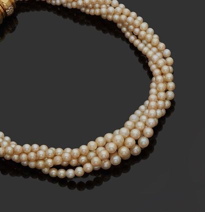 null COLLIER de perles à large fermoir en or 18K (750) serti de diamants.
Poids brut...