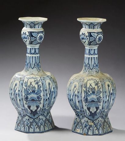 DELFT 
Paire de grands vases en faience à décor bleu et blanc. 
Fin du XIXe siècle...
