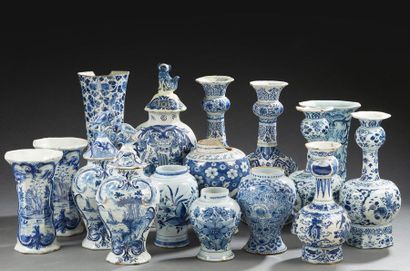 DELFT Important ensemble composé de trois paires de vases et dix vases de formes...