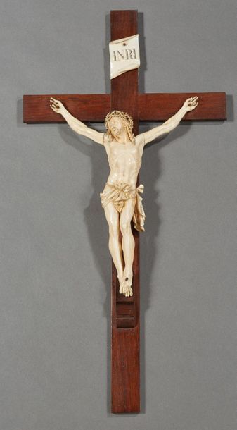 JEAN-BAPTISTE LEFEBVRE (1846-1906) 
Crucifix en ivoire représentant le Christ coiffé...