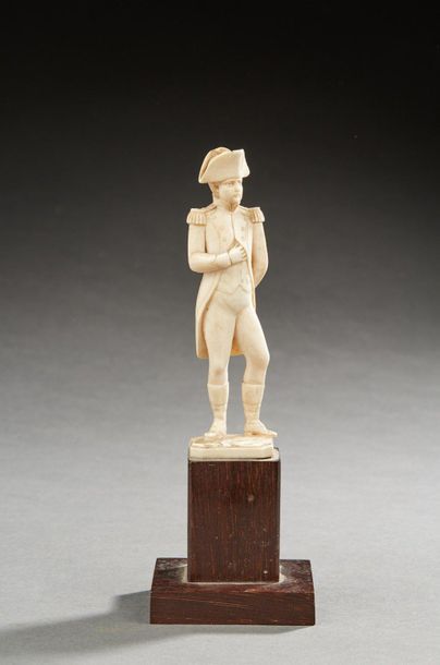 null STATUETTE en ivoire sculpté figurant Napoléon Bonaparte main dans le corset....