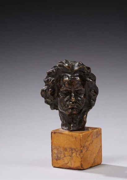 Jules JOUANT (1882-1921) 
Masque de Beethoven
Bronze reposant sur un socle en marbre...
