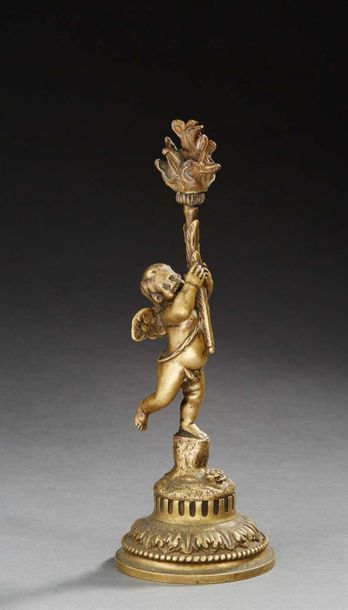 null SUJET en bronze doré figurant un putti portant une torche. 
Fin XIXe siècle....