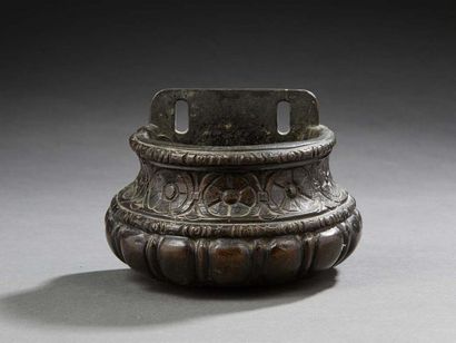 null BRONZE BASIN with gadroon motif and stylized flowers.
Italy XV-XVIth century
Size:...