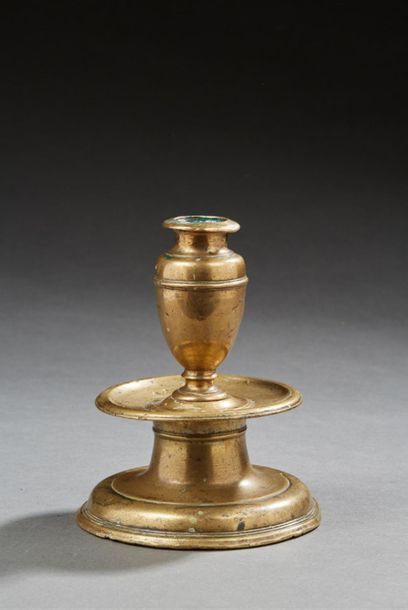 null Small bronze candlestick with cup.
Holland, end of the XVIth century
H.: 13...