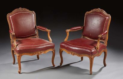 null PAIR OF FALLS with flat back in moulded walnut and carved with stylised foliage...