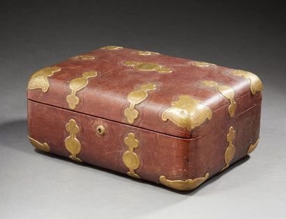 PAUL SORMANI (1817-1866) 
Coffret en cuir et ornementations de bronzes dorés, le...