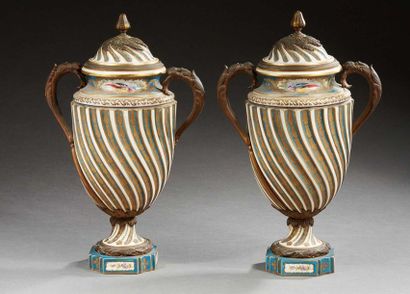 null SEVRES Paire de grands vases à anses couverts en porcelaine à décor de paons...