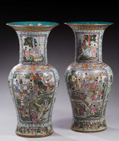 CHINE - CANTON XXE SIÈCLE Importante paire de vases en porcelaine émailléee à motif...