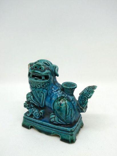 null CHINE



Figurine représentant un chien de Fô en porcelaine émaillée turquoise.



Fin...