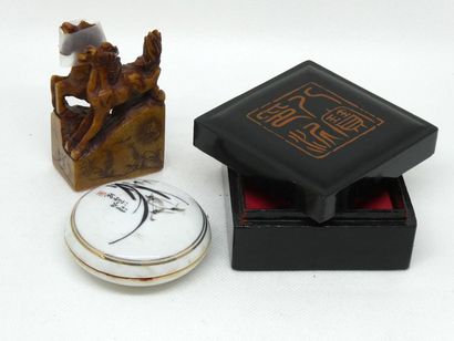 null CHINA



Set including a hard stone stamp depicting a horse (ht: 8cm, accident)...