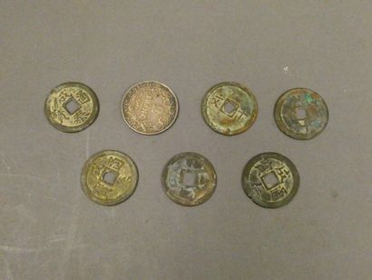 null Lot de sept pièces de monnaie asiatique.
