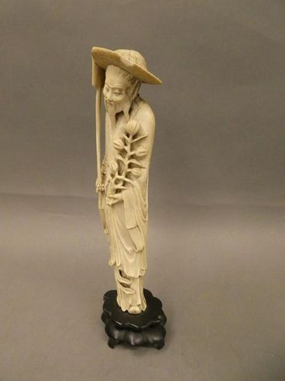 null CHINA 



Carved ivory statuette of a man with a hat. 



Circa 1930. 



H....
