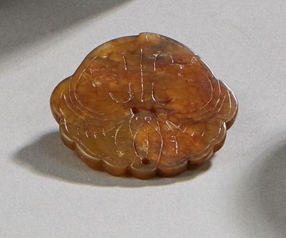 null CHINA Green-brown jade medallion carved with a bat. 



Modern period.



Diameter...