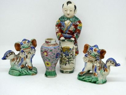 null CHINE



Ensemble comprenant : 



- un petit vase en porcelaine (9,5cm, col...