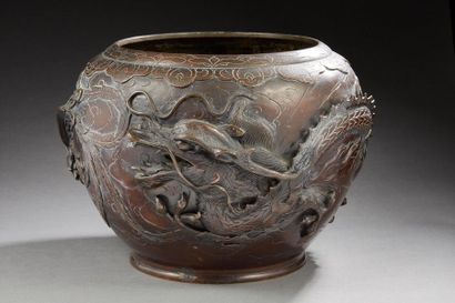 null JAPAN 



Bronze planter with brown-red patina decorated in light relief with...