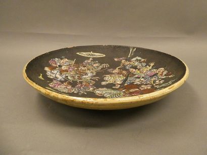 null JAPAN 



Glazed earthenware dish decorated with warriors.



Diam : 35cm (...