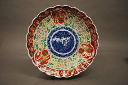 null JAPAN



Large dish with poly-lobed edges decorated in the imari style of phoenix...