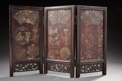 null CHINE 



Small three-leaf literary screen in wood carved with precious objects,...
