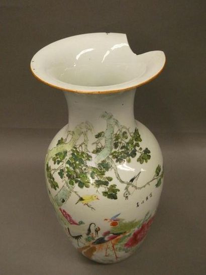 null Porcelain vase of baluster shape



Green family enamel decoration



H. : 43...