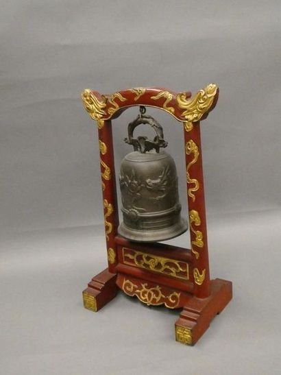 null CHINA



Bronze bell with a medallion patina with dragon decoration on the rim...
