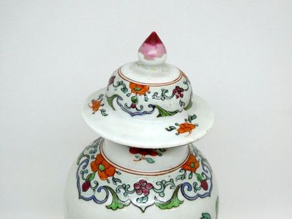 null CHINA



Porcelain covered baluster vase with flower decoration. Ht: 23,5cm...