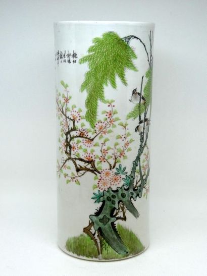 CHINE 
 
Vase rouleau en porcelaine à décor...