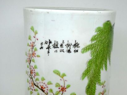 null CHINE



Vase rouleau en porcelaine à décor d'oiseaux branchés. Ht : 28cm