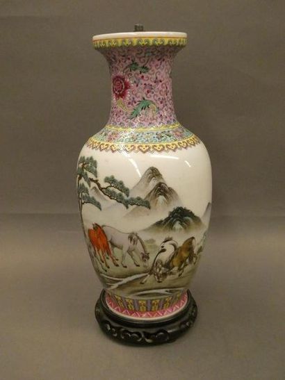 null CHINE



Vase balustre en porcelaine à décor polychrome de chevaux dans un paysage...