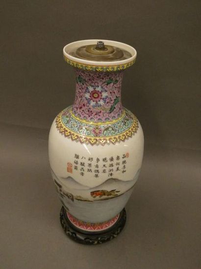 null CHINE



Vase balustre en porcelaine à décor polychrome de chevaux dans un paysage...
