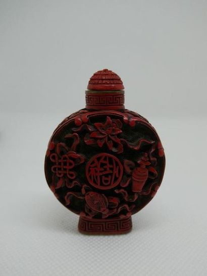 CHINA 
 
Snuffbox in cinnabar lacquer. 
...