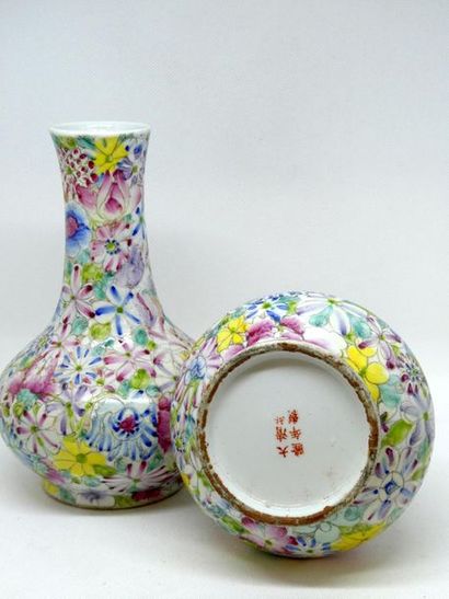 null CHINE



Paire de vase à long col en porcelaine à décor polychrome floral. Marque...