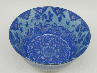 null CHINA



Blue porcelain bowl decorated with floral motifs. Marked on the reverse...