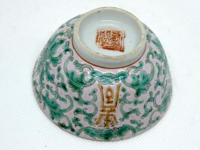 null CHINE



Sorbet en porcelaine à décor de branchages verts sur un fond rose et...