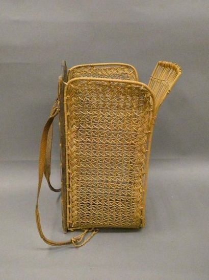 null JAPAN



Rectangular rattan basket with back hooks. Ht: 44cm