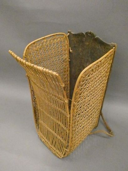 null JAPAN



Rectangular rattan basket with back hooks. Ht: 44cm