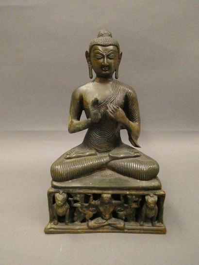 null SOUTHEAST ASIA



Deity sitting in bronze with green patina. Ht: 32cm