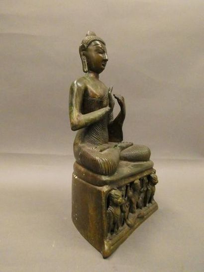 null SOUTHEAST ASIA



Deity sitting in bronze with green patina. Ht: 32cm