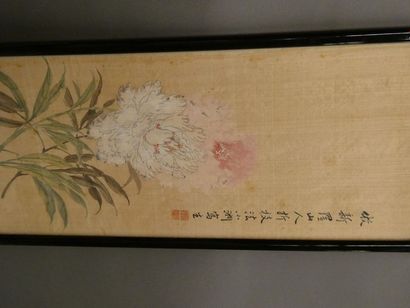 null Peinture sur papier représentant des fleurs.



Dim: 78 x 22cm (à vue).