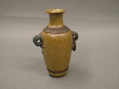 null CHINA



Cracked earthenware vase. 



(accident with a handle)



Ht: 14cm