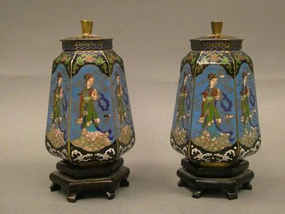 null CHINA



Suite of three covered bottles in cloisoné enamel with stork and character...