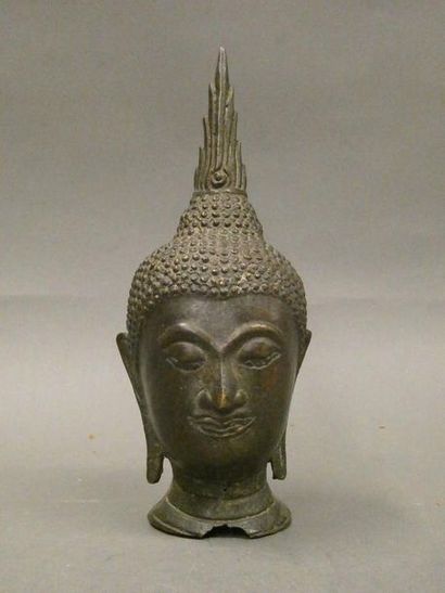 null Bronze head of a deity.



Ht: 20,5 cm