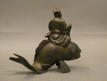 null CHINA



Bronze perfume burner featuring a figure sitting on a carp.



H. :...