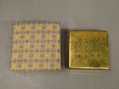 null CHINA



Gilt bronze inkwell with ideograms engraved on the lid.



Dim : 3...