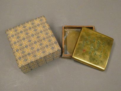 null CHINA



Gilt bronze inkwell with ideograms engraved on the lid.



Dim : 3...