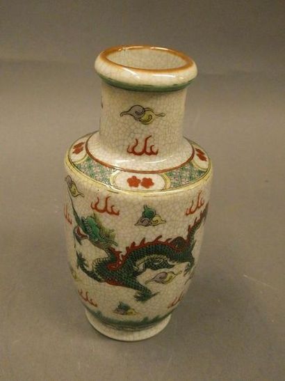 null CHINE



Petit vase balustre décoré en émaux de la famille verte de deux dragons...