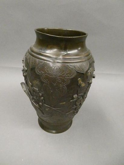 null JAPAN



Bronze vase with brown patina and gilding highlights with relief decoration...