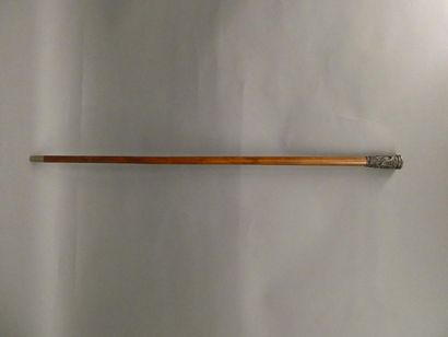  CAMBODIA 
 
Wooden cane and silver pommel with dragon decoration. 
 
H. : 95 cm