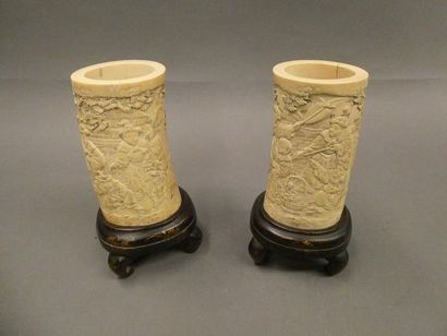 null CHINA



Set of two ivory brush holders carved with characters. Wooden bases....
